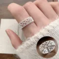 Silberner ausgehöhlter verstellbarer Ring süßer eleganter Schmuck für Frauen Stil - Maschenspitze Leichter Luxus-Stil (JZ5196)