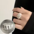 Anillo abierto geométrico irregular de moda para mujer, elegante joyería de metal plateado. - Abierto Ajustable / Estilo Ancho de Onda Irregular Geométrica (JZ5053)