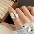 Anillo abierto geométrico simple para mujer, joyería de dedo plateada mate minimalista. - Abierto Ajustable / Estilo Esmerilado Mate Deconstruido Geométrico (JZ7916)