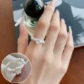 Silberner unregelmäßig texturierter Offener Ring mit Kristall, eleganter Fingerschmuck. - Unregelmäßige Plissierte 3D Einkristall Offener Ring Stil (JZ7411)