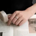Anillo de plata texturizado minimalista para mujer, joya de dedo elegante y moderna - Estilo de Textura Geométrica (JZ5560)