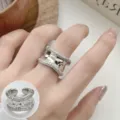 Anillo abierto ancho plateado de moda con superficie de metal irregular y circonitas brillantes. - Abierto Ajustable / JZ5025