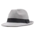 Detalle de sombrero fedora de lana gris, banda negra clasica, fieltro suave de moda. - Adulto 56-58cm / Gris