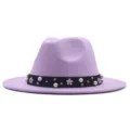Detailaufnahme des lavendelfarbenen Fedora-Hutes mit schwarzem Band, Perlen und Blumen. - M (56-58cm) / Hellviolett