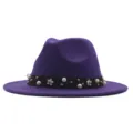 Detailansicht des stilvollen violetten Filzhuts mit Perlen und Blumenverzierung verziert. - M (56-58cm) / Lila