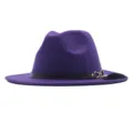 Detail des lila Wollfilz Fedora Hutes, elegante flache breite Krempe mit schwarzem Gurt und Kette. - Erwachsene (56-58CM) / Dunkellila