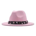 Nahaufnahme des rosa Fedora-Hutes mit einem schwarzen, perlenbesetzten Band und Blumen. - M (56-58cm) / Rosa