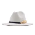 Eleganter weißer Filzhut Fedora für Damen mit schwarzem Band und schickem goldem Federdekor. - Weiß