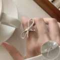 Anillo abierto geométrico minimalista con lazo para mujer, elegante joyería plateada. - Abierto Ajustable / Estilo Plata JZ7904