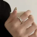 Anillo abierto geométrico retorcido plateado para mujer, joyería de dedo minimalista. - Anillo Abierto de Línea Cruzada Geométrica (JZ5124)