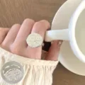 Klobiger silberner runder Ring mit geprägtem Blumenmuster, verstellbarer offener Schmuck. - Große Runde Scheibe Geprägtes Blumenmuster Offener Ring Stil (JZ7939)