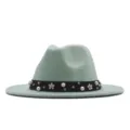 Detailansicht eines mintgrünen Fedora-Hutes mit schwarzem Band, Perlen und Blütendekor. - M (56-58cm) / Blassgrün