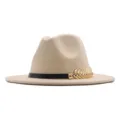 Damen Wolle Fedora Hut Detail, beiger Jazzhut mit schwarzem Lederband und goldener Metallgräte. - Beige