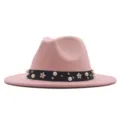 Rosa Fedora Hut Detailansicht mit schwarzem Band, verziert mit Perlen und weißen Blumen. - M (56-58cm) / Hellrosa