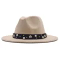 Nahaufnahme Detail des beige Fedora Hutes mit schwarzem Band, Perlen und Blumensteckern. - M (56-58cm) / Beige