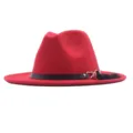 Roter Woll-Fedora-Hut mit schwarzem Gürtel und Federdetail, stilvoller breiter flacher Krempe. - Erwachsene (56-58CM) / Rot