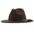 Nahaufnahme des braunen Fedora-Hutes mit schwarzem Ledergürtel und edlem Federanhänger. - Erwachsene (56-58CM) / Kaffeebraun
