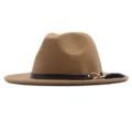 Detailansicht des eleganten camel Wollhutes mit schwarzem Lederband und passender Feder. - Erwachsene (56-58CM) / Camel