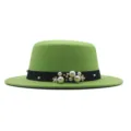 Grüner Woll-Flachtop-Hut mit schwarzem Band und elegantem Perlenschmuck für Damen. - Grün