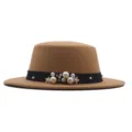 Nahaufnahme des eleganten khakifarbenen Wollhuts mit schwarzer Perlenblumen-Dekoration. - Kinder 54cm / Khaki
