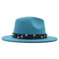 Blauer Filzhut aus Kunstwolle mit schwarzem Band, eleganten Perlen und Blumenbesatz. - M (56-58cm) / Himmelblau