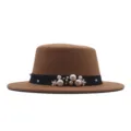 Modischer brauner Wollfilz-Flachhut mit elegantem Perlenband-Detail für Damen. - Braun