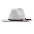 Detailansicht des weißen Wollfilz-Fedora-Hutes mit schwarzem Lederband und Feder-Akzent. - Erwachsene (56-58CM) / Weiß