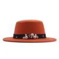Nahaufnahme eines orangefarbenen Flachtop-Hutes mit schwarzem Band, Perlen und feinen Blumen. - Orange