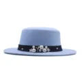 Nahaufnahme eines hellblauen Flachkopf-Wollhutes mit eleganter Perlen- und Bandverzierung. - Himmelblau