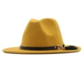 Detailansicht eines gelben Damen Wollfilz Fedora Hutes mit schwarzem Lederband und Anhänger. - Erwachsene (56-58CM) / Gelb