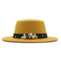 Klassischer gelber Wollfilzhut mit schwarzem Band und elegantem Perlen- und Blumendekor. - Gelb