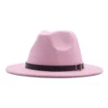 Rosa Wollfilz Fedora Hut Detail, breite flache Krempe, brauner Gürtel mit Goldschnalle. - Rosa