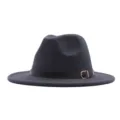 Detailansicht des dunkelgrauen Wollfilz-Fedora-Hutes mit braunem Ledergürtel und goldener Schnalle. - Dunkelgrau