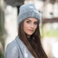 Weiche Strickmütze Detail, dicke warme Winterkopfbedeckung mit Umschlag in gemütlichem Grau. - Einheitsgröße / Grau