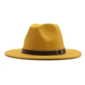 Detailaufnahme des gelben Wollfilz-Fedora-Hutes mit braunem Lederriemen und edler Metallschnalle. - Gelb
