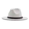 Stilvoller Wollfilz Fedora Hut mit breiter Krempe, eleganter weißer Jazzhut mit braunem Gürtel. - Weiß