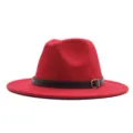 Klassischer roter Wollfilz Fedora Hut mit braunem Gürtel und breiter Krempe für Damen und Herren - Rot