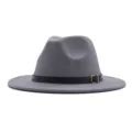Grauer Woll-Fedora-Hut Detail, breite Krempe Jazzmütze mit braunem Ledergürtel und Metallschnalle. - Kinder / Grau