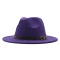Nahaufnahme des eleganten lila Wollfilz-Fedora-Hutes mit braunem Ledergürtel und Schnalle. - Dunkellila