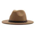 Klassischer camel Wollfilz Fedora Hut mit braunem Ledergürtel und goldener Schnalle. - Camel