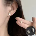 Zilveren asymmetrische handgebaren oknopjes oorbellen met open hand en ok teken vorm. - Creatieve Gebaar En OK Gebaar Asymmetrisch Oorknopje Stijl (ED2502)