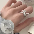 Anillo abierto geométrico ancho plateado para mujer, joyería de moda con diseño de nicho elegante. - Abierto Ajustable / Estilo Tridimensional de Torsión Geométrica Ancha (JZ7997)