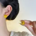 Exquisitos pendientes de tuerca de fuego artificial dorado para mujer, diseño elegante. - Estilo Fuegos Artificiales en Flor Dorado (ED2594-2)