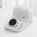 Detailansicht der Baseballkappe mit Solarventilator, zeigt den Ventilator und Aufdruck. - Einzelner Hut / Beige