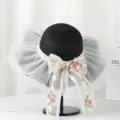 Nahaufnahme eines schwarzen Damensonnenhuts mit großer Krempe und Blumenspitzen-Schleife. - M (56-58cm) / Schwarz