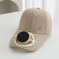 Nahaufnahme der beigen Sonnenschutz-Baseballkappe mit integriertem Solar-Mini-Lüfter am Schirm. - Einzelner Hut / Khaki