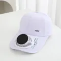 Detailansicht der Solar-Ventilator-Baseballcap mit integriertem Mini-Lüfter am Schirm. - Einzelner Hut / Weiß