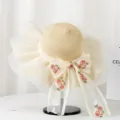 Details des Sommer-Strohhutes mit transparenter Spitzen-Schleife und Blumenstickerei Strand. - M (56-58cm) / Beige