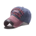 Détail de la casquette de baseball en denim lavé, tissu vintage usé, broderie sur le devant. - Réglable / Bloc de Couleur Bleu Foncé Rouge Vintage (7)