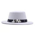 Damen weißer Wollfilz flacher Top Fedora Hut mit elegantem schwarzen Perlenband für Herbst. - Weiß